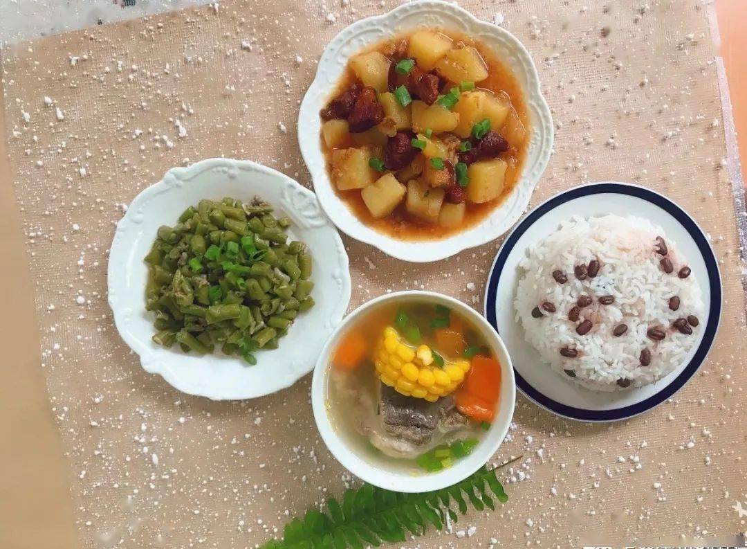 幼儿园午餐1.jpeg